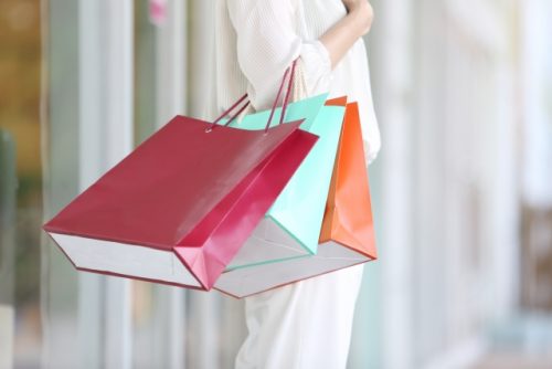 ショッピング袋を手に持つ女性の画像